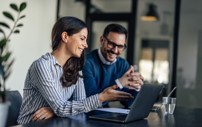 Zwei Personen arbeiten am Laptop