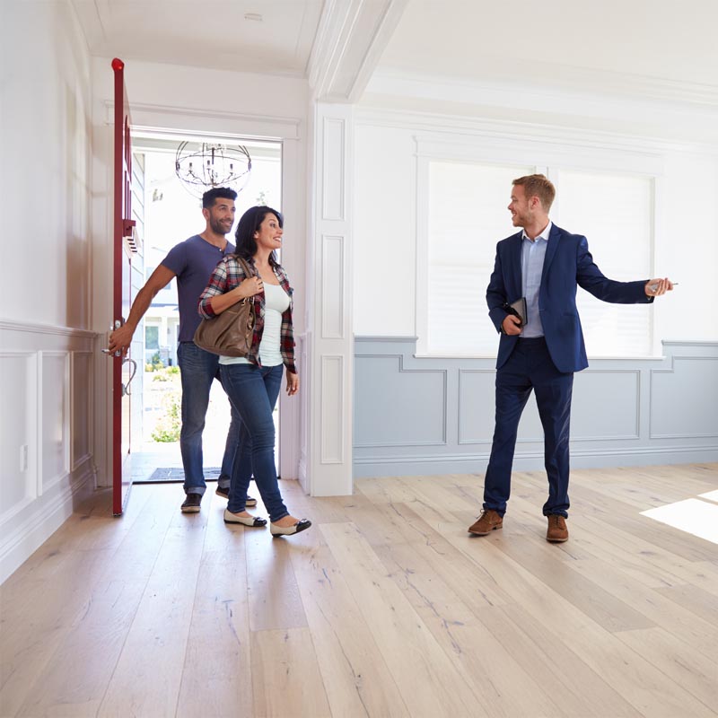 Makler mit Paar bei einer Besichtigung