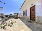 Modern apartment house with 2 apartments in Portocolom, 292m², terraces, garden, fireplace, air conditioning, investment - Eingangsbereich mit Brunnen