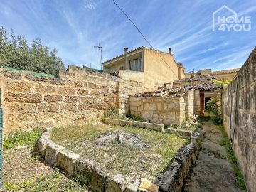 PRISSENSATION: Historic townhouse for renovation, 236sqm plot, cistern, 6 rooms, garage, 07440 Muro (Spain), Townhouse
