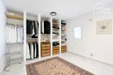 Estilo IBIZA: Moderno adosado, reformado a un alto nivel, 200 m², 4 dormitorios, 3 baños, patio, azotea - Ankleideraum