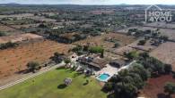 Finca mediterránea con 8.970m² en zona tranquila con pádelplatz, 4 dormitorios, 4 baños, invernadero, piscina, calefacción - Drohnenaufnahme