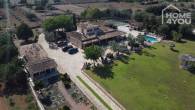 Finca mediterránea con 8.970m² en zona tranquila con pádelplatz, 4 dormitorios, 4 baños, invernadero, piscina, calefacción - Drohnenaufnahme