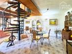 Casa histórica de piedra, 125m², 3 dormitorios, 2 baños, suite de invitados, jardín, calefacción central, doble acristalamiento, chimenea - Wohn- Essbereich