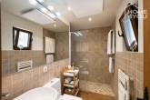 Casa histórica de piedra, 125m², 3 dormitorios, 2 baños, suite de invitados, jardín, calefacción central, doble acristalamiento, chimenea - Badezimmer