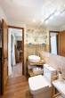 Casa histórica de piedra, 125m², 3 dormitorios, 2 baños, suite de invitados, jardín, calefacción central, doble acristalamiento, chimenea - Badezimmer