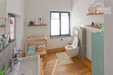 LOFT im luxuriös sanierten Gutshof, 142 qm, 2 SZ, 2 Bäder, WC, EBK, Garten&Terrassen, 2 TG-Plätze - Bad 2