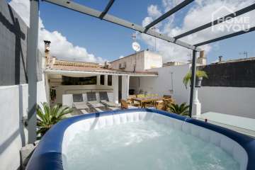 Attractive townhouse with ETV license for 6 people, 188m², 5 bedrooms, 2 bathrooms, patio, jacuzzi, terrace, 07519 Maria De La Salut (Spain), Town house