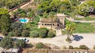 Finca exclusiva con licencia de alquiler, 454m², piscina + casa, 4 dormitorios, 4 baños, 7.200m², pozo, terraza, sótano - Außenansicht Anwesen