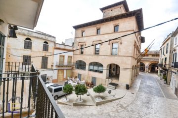 Apartment in the center of Felanitx with views of the town hall, 4 bedrooms, fireplace, balcony, patio,, 07200 Felanitx (Spain), Apartment