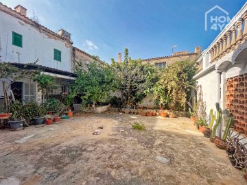 Impressive townhouse, central location 290sqm, courtyard, garage, 11 rooms with plenty of space for your ideas, 07640 Salines (Ses) (Spain), Townhouse