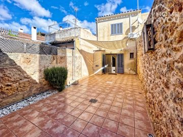 Charming house in Llucmajor: central & quiet, 162 m², 3 bedrooms, 2 bathrooms, terrace, cistern, air conditioning, 07620 Llucmajor (Spain), Townhouse