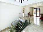 Moderno adosado con licencia ETV para 8 personas, 580m², 4 dormitorios, 4 baños, piscina, jardín y garaje XL, aire acondicionado - Treppenhaus Ansicht 5