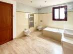 Moderno adosado con licencia ETV para 8 personas, 580m², 4 dormitorios, 4 baños, piscina, jardín y garaje XL, aire acondicionado - Badezimmer 4 Ansicht 2
