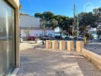 Well-kept ground floor store in Portocolom in top location: 98m², sea view, 1 open-plan office + 2 rooms, 2 WCs - Straße