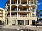 Well-kept ground floor store in Portocolom in top location: 98m², sea view, 1 open-plan office + 2 rooms, 2 WCs - Gebäude