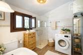 Historic stone house, 125m², 3 bedrooms, 2 bathrooms, guest suite, garden, central heating, double glazing, fireplace - Badezimmer Gästerapartment