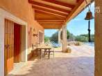 Idyllische Finca in Ses Salines: 327 m², 2 SZ, 2 Bäder, Pool, Terrassen, Außenküche, Garage, Solar - Überdachter Beereich