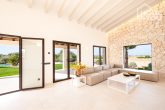 Exclusiva finca de piedra natural, moderna y de alta calidad, 260 m² habitables, calefacción por suelo radiante, piscina, cocina exterior - Wohnzimmer
