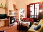 Picturesque townhouse, 265 sqm, central location, courtyard, fireplace, central heating to move in immediately. - Wohnzimmer