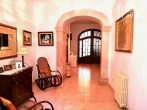 Picturesque townhouse, 265 sqm, central location, courtyard, fireplace, central heating to move in immediately. - Eingang
