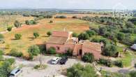 Finca idílica en Ses Salines: 327 m², 2 dormitorios, 2 baños, piscina, terrazas, cocina exterior, garaje, placas solares - Drohnenaufnahme