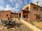 Finca idílica en Ses Salines: 327 m², 2 dormitorios, 2 baños, piscina, terrazas, cocina exterior, garaje, placas solares - Sitzecke mit Finca