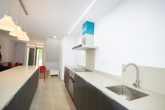 Modernized townhouse in the center, two units, roof terrace, patio, bright bathrooms. - moderne Küche