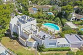 ¡Casa de ensueño busca familia feliz! Top villa, vista al mar, 300 metros cuadrados de espacio habitable, muy bien cuidado, piscina, garaje - Ansicht