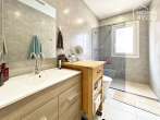 Modernes Mehrfamilienhaus mit 2 WE in Portocolom, 292m², Terrassen, Garten, Kamin, Klima,Investment - Badezimmer