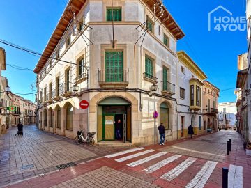 Historic townhouse: 3 floors, 240m² store & 2 apartments, 640m² total, balcony, central location, 07200 Felanitx (Spain), House