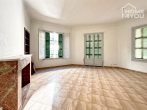 Historic townhouse: 3 floors, 240m² store & 2 apartments, 640m² total, balcony, central location - OG1