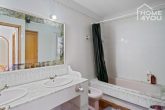 Spacious apartment in central location. 4-room, balcony, roof terrace, air conditioning, fireplace, 171sqm - großes Bad