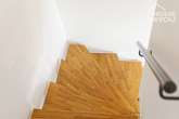 LOFT im luxuriös sanierten Gutshof, 140 qm, 2 SZ, 2 Bäder, WC, EBK, Garten&Terrassen, 2 TG-Plätze - Treppe
