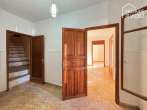 Adosado bien cuidado con planta alta personalizable, 229 m2, 5 dormitorios, jardín, azotea, aljibe, listo para entrar a vivir - Treppenhaus