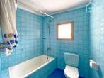 Adosado bien cuidado con planta alta personalizable, 229 m2, 5 dormitorios, jardín, azotea, aljibe, listo para entrar a vivir - Badezimmer