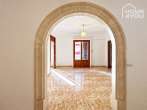 Adosado bien cuidado con planta alta personalizable, 229 m2, 5 dormitorios, jardín, azotea, aljibe, listo para entrar a vivir - Torbogen