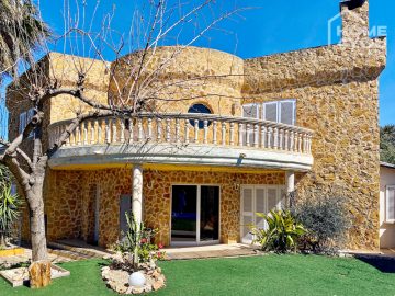 Top villa close to the beach, 4 bedrooms, 4 bathrooms, fitted kitchen, fireplace, pool & garden, sauna, carport, 07609 Urbanizacion Sa Torre (Spain), Villa