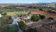 Mediterrane Finca mit 8.970m² in Ruhelage mit Pádelplatz, 4 SZ, 4 Bäder, Wintergarten, Pool, Heizung - Drohnenaufnahme