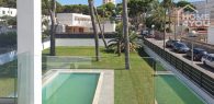 Modern villa - 255m², 5 bedrooms, 4 bathrooms, underfloor heating, garden, pool, close to the beach, alarm system, air conditioning - Eingang