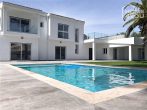 Modern villa - 255m², 5 bedrooms, 4 bathrooms, underfloor heating, garden, pool, close to the beach, alarm system, air conditioning - Pool + Haus