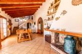 176 m² Finca mit Ferienlizenz, Meerblick, Pool & mediterranem Flair – ruhige Lage bei Cala Murada - Esszimmer mit Kamin und Holzbalken Immobilien Felanitx