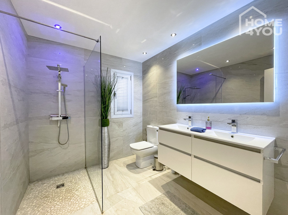 modernes Badezimmer