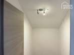 Chalet tranquilo en zona residencial de alto nivel, KfW 70, 145 m², 4 dormitorios, 2 cuartos de baño, sótano, invernadero, bomba de calor, jardín - Flur