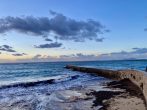 Zentrales Baugrundstück, 15.400 qm, alte Steinmauern und unweit Strand, Meerblick, leichte Hanglage - Südosten Mallorca